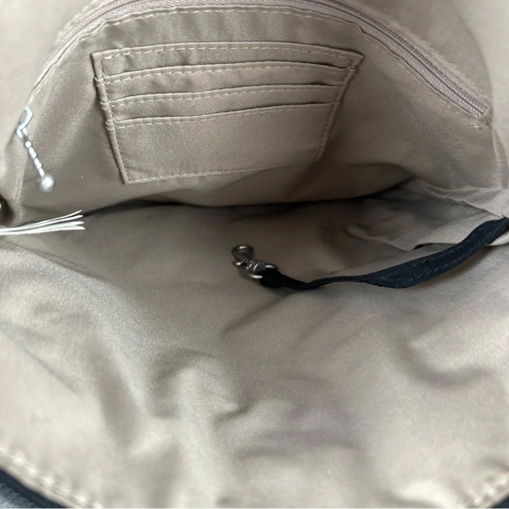 Baggallini Horizon‎ Crossbody Black Nylon Travel Purse Pockets Tan Interior EUC